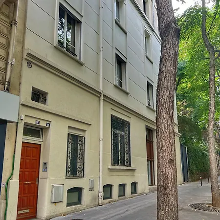 ホームステイ Buttes Chaumont Buttes Chaumont *